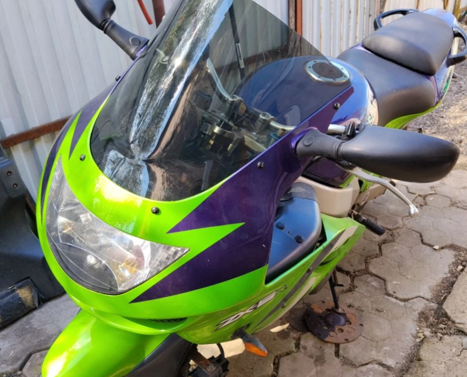 Ветровое стекло дабл бабл установленное на мотоцикле kawasaki zx6r дымчатое